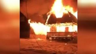 VIDEO | Incendiu uriaș la două case de vacanță. Ce au descoperit pompierii