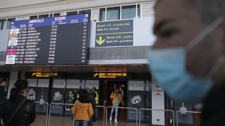 Artiștii din Mioveni, întâmpinați cu măsuri speciale pe aeroportul din Otopeni