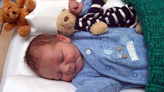 Caz incredibil la ușa unei case: bebeluș abandonat la mai puțin de 12 ore de la naștere