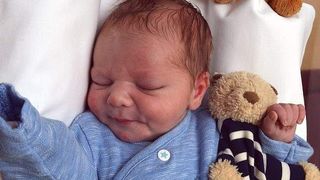 Caz incredibil la ușa unei case: bebeluș abandonat la mai puțin de 12 ore de la naștere