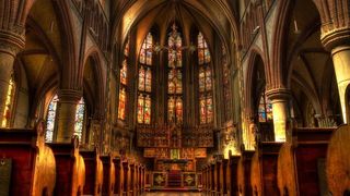 Scene șocante la o biserică din Roma. Un rom&acirc;n a &icirc;njurat preotul și enoriașii, &icirc;n timp ce se urca pe altar