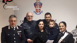 Gestul neașteptat al unei femei care a găsit un portofel cu 3.200 de euro, &icirc;n timp ce se plimba pe stradă cu soțul și copilul de 3 ani