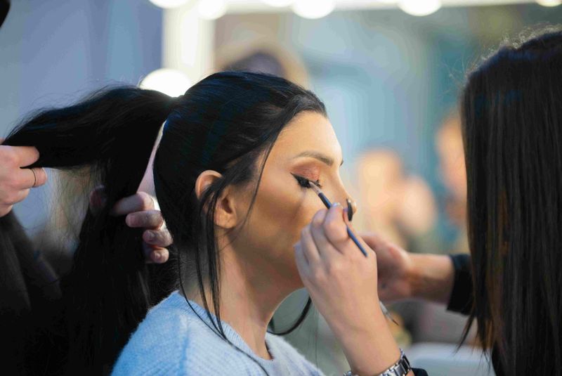 Imagini din culise. Cum arată cabina concurentelor de la „Bravo, ai stil! Celebrities” și cum se pregătesc acestea înainte de fiecare ediție a show-ului