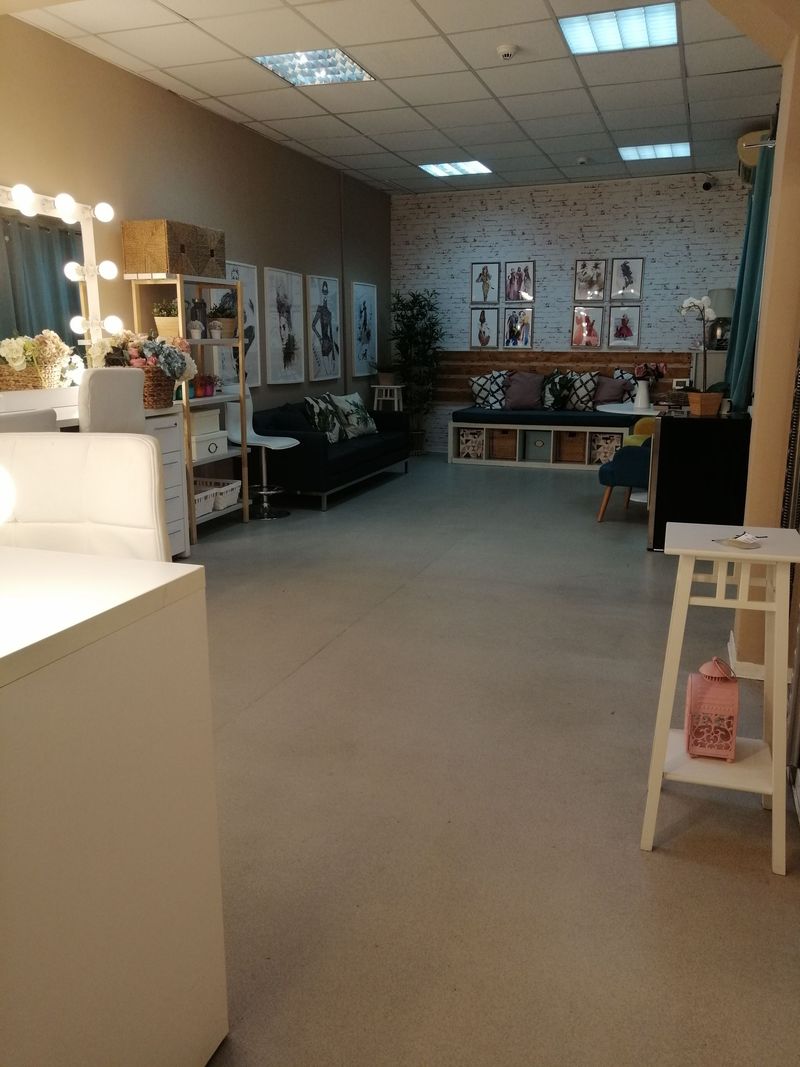 Imagini din culise. Cum arată cabina concurentelor de la „Bravo, ai stil! Celebrities” și cum se pregătesc acestea înainte de fiecare ediție a show-ului