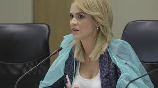 Gabriela Firea şi consilierii generali ai PSD, cu halate şi măşti de protecţie, la şedinţa Consiliului General