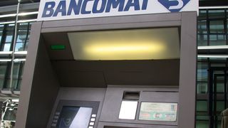 Sibiu: Un hoț cu minte de geniu. A reușit să fure un milion de euro dintr-o bancă, după ce s-a deghizat &icirc;n proprietarul contului