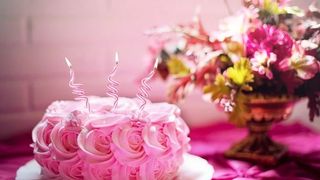 Mesaje de La mulți ani. Cele mai frumoase urări pentru cei dragi, într-o zi importantă pentru ei