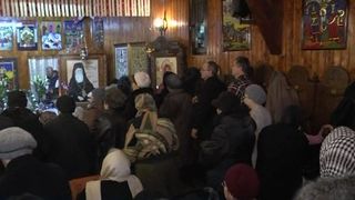 VIDEO | Preoții rom&acirc;ni fac slujbe pentru cei infectați cu coronavirus: &bdquo;Au nevoie de ajutorul nostru&rdquo;