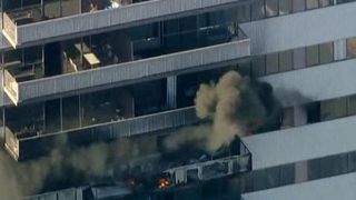 VIDEO | Imagini dramatice din Los Angeles. Mai mulți oameni s-au aruncat de la etaj ca sa scape de flăcări