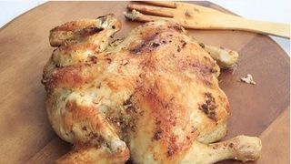 Piept de pui. Ce pericol ascunde carnea de pui dacă are aceste semne pe ea