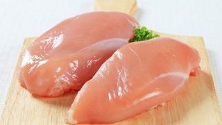 Piept de pui. Ce pericol ascunde carnea de pui dacă are aceste semne pe ea