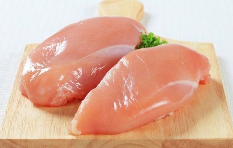 Piept de pui. Ce pericol ascunde carnea de pui dacă are aceste semne pe ea