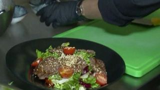 VIDEO | Rom&acirc;nii &icirc;ncep să măn&acirc;nce tot mai sănătos. Ce alimente ar trebui evitate