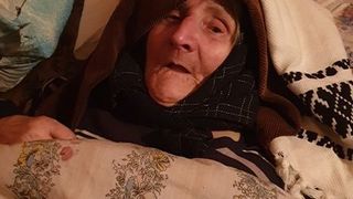 Bunicuța și soba. Voluntarii i-au șters lacrimile