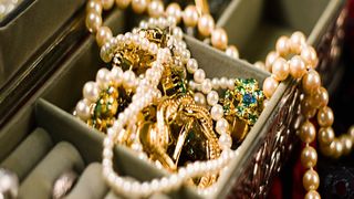 VIDEO | Doi români, o mamă și un fiu, au fost arestați la Londra pentru ”Jaful secolului”