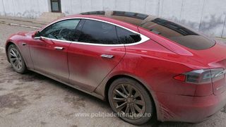 Pățania unui bărbat din Vaslui: și-a cumpărat o Tesla de 50.000 de euro, &icirc;nsă mașina i-a fost confiscată de polițiști