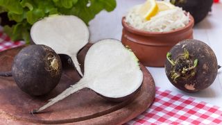 Suc de ridiche neagra -  Ridiche neagra beneficii - Ridiche neagra cu miere - Ridiche neagra contraindicatii