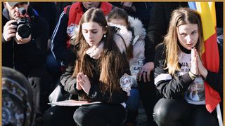 Colegii Alexandrei Măceșanu, &icirc;n genunchi, &icirc;n Piața Universității! Imagini emoționante cu tinerii din ansamblul folcloric din care a făcut parte victima lui Dincă