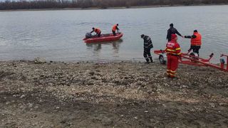 Ialomiţa: O barcă &icirc;n care se aflau patru bărbaţi s-a răsturnat, pe braţul Borcea; doar doi dintre ei au reuşit să ajungă la mal, ceilalţi fiind căutaţi - FOTO