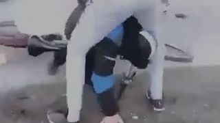 VIDEO | Elev din Dolj, bătut cu pumnii și picioarele de un altul cu un an mai mare