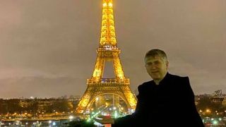 Cristian Pomohaci a botezat doi gemeni la Paris, &icirc;mbrăcat &icirc;n veşm&acirc;nt de preot, deşi a fost exclus din Biserica Ortodoxă Rom&acirc;nă! VIDEO