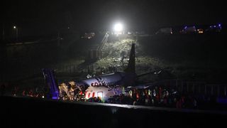 Imaginile groazei: Un avion cu 177 de pasageri se rupe în două şi ia foc după ce iese de pe pista de aterizare