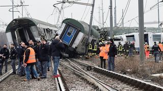 Doi morţi şi aproximativ 30 de răniţi în apropiere de Milano, în urma deraierii unui tren de mare viteză