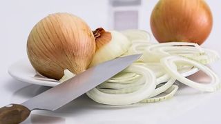 Cum să toci ceapa corect. Acest truc te ajută să nu lăcrimezi