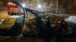 Vreme Bucureșri. Iarna s-a dezlănțuit &icirc;n Capitală. Mașini avariate și acoperișuri smulse
