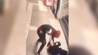 Scene șocante la metroul din Barcelona. O femeie bătută cu bestialitate de un bărbat care voia să-i fure poșeta