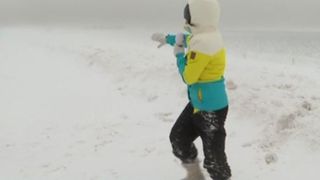 VIDEO | Imagini incredibile de pe Autostrada Soarelui. Pe banda &icirc;nt&acirc;i, zăpada trece de genunchi