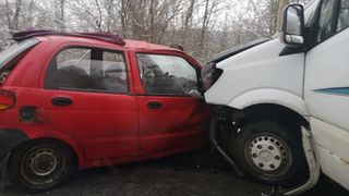 Doi oameni și-au pierdut viața după ce șoferul unui autoturism a intrat pe contrasens și s-a izbit în plin de un microbuz