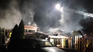 Şase locuinţe din Arad, afectate de un incendiu după explozia unei butelii