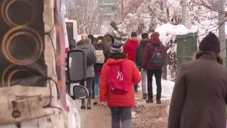 VIDEO | Bucureștenii au avut de &icirc;nfruntat azi și gerul, și trotuarele necurățate de zăpadă