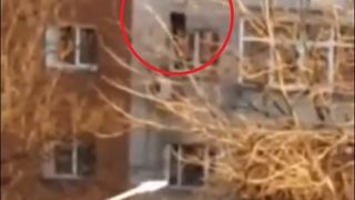 Scene șocante în Craiova! O tânără care s-a aruncat de la etaj a fost salvată de vecini în ultimul moment cu ajutorul unui cearșaf