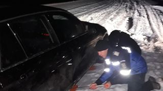 V&acirc;lcea: Trei turişti rămaşi &icirc;nzăpeziţi, salvaţi de jandarmi