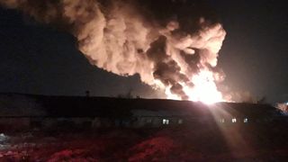 Incendiu de proporții la o hală din Ilfov unde sunt bazine cu acetonă. Mesaj RO-ALERT pentru populație