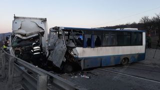 Bistriţa Năsăud: O persoană a murit şi opt au fost rănite &icirc;n urma unui accident &icirc;n care au fost implicate un autobuz şi un autotren