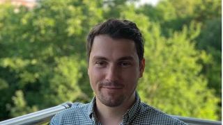 Consulul României la Tunis a făcut ţara de râs printr-o postare aberantă: „După cât timp într-o relație apar pârțurile cu prietena?” Eusebiu Slăvitescu are o iubită franţuzoaică!