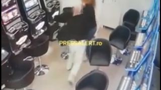 Imagini tulburătoare! Momentul în care casiera unei săli de jocuri din Timișoara este bătută crunt de un împătimit al păcănelelor (VIDEO)