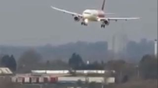 Furtuna Ciara: Momentul &icirc;n care un avion plin cu pasageri aterizează cu mare dificultate pe aeroportul din Birmingham, Marea Britanie