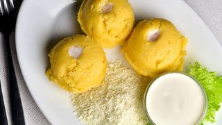 Mămăligă cu brânză și smântănă. Rețeta tradițională