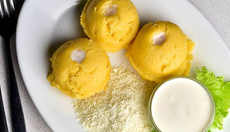 mamaliga cu branza si smantana