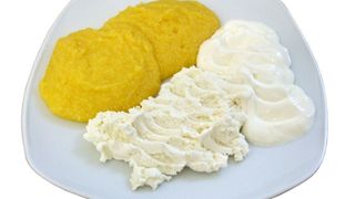 mamaliga cu branza si smantana