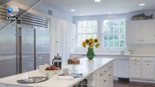 VIDEO | Bucătăriile vedetelor. Unde iau masa Catherine Zeta Jones, Rihanna şi John Travolta