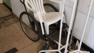 Imagini șocante la un spital din România. Pacienții de la urgență erau plimbați cu scaunul de la bar