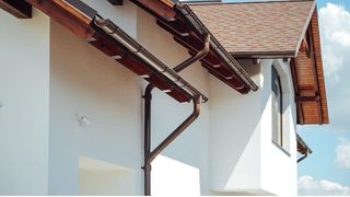 C&acirc;t de mult contează ca acoperișul casei să dispună de o instalație pluvială?