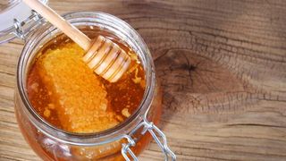 De ce să consumăm miere crudă?