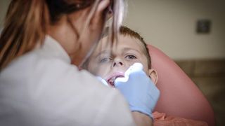 VIDEO | Copil de 4 ani, &icirc;n comă după o vizită la dentist
