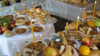 Moșii de iarnă 2020. Sâmbăta morților 2020. Ce se împarte de Moșii de Iarnă? Ce se dă de pomană în Sâmbăta Morților? Tradiții și obiceiuri românești